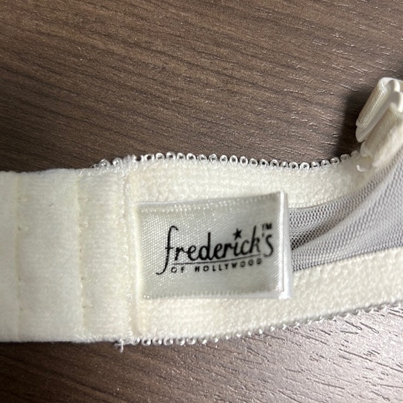 Cream colored bra - Picture 2 of 5